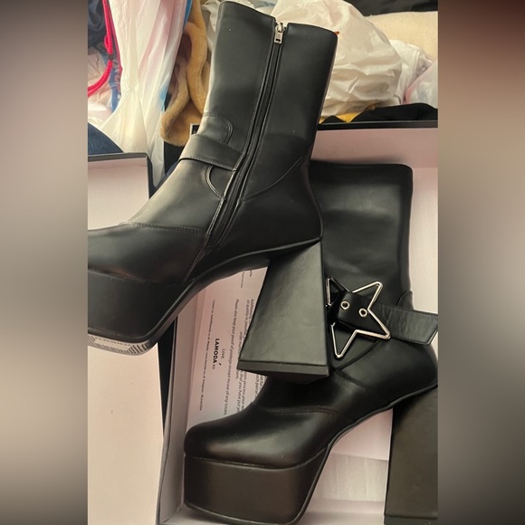 LAMODA Hound Dog Ankle Boots - Picture 4 of 4